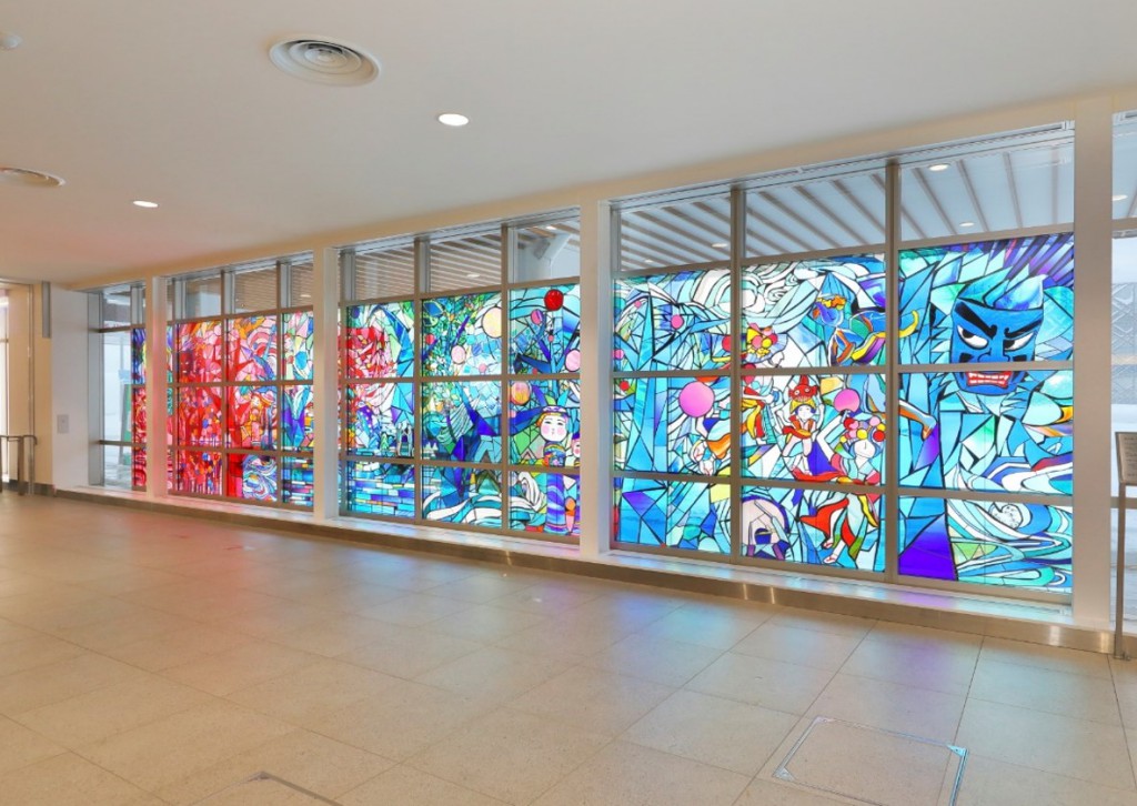 青森空港大型ステンドグラス『青の森 へ』