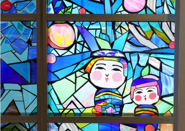 青森空港大型ステンドグラス『青の森 へ』