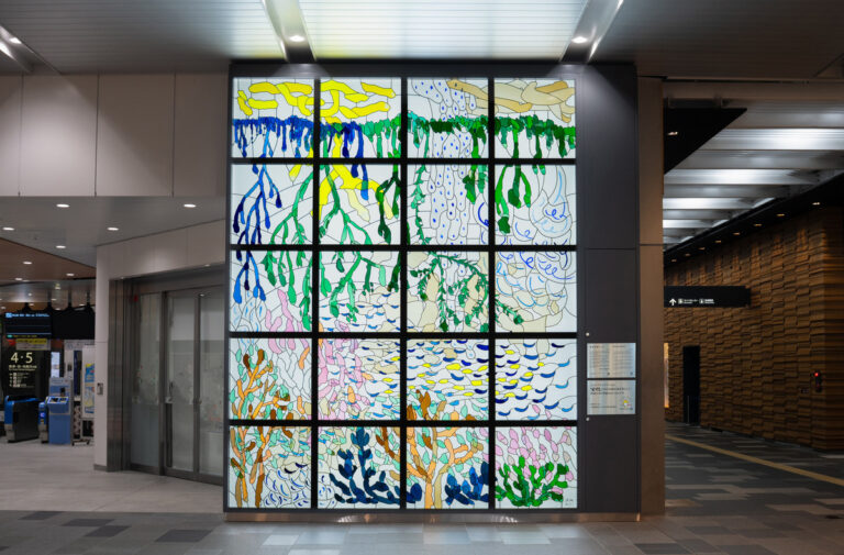 富山駅ステンドグラス『生命の根（いのちのね）』